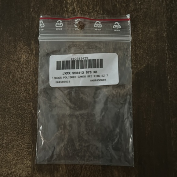 Bee Cameo Ring - Picture 3 of 4